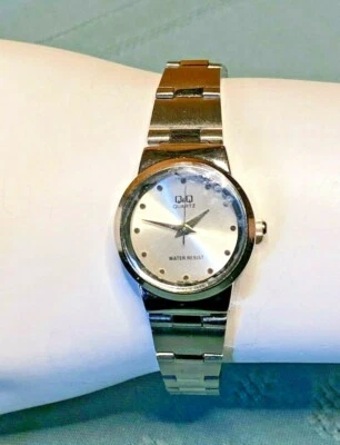 Q&Q Reloj Damas Mujeres Clásico Caja Tono Plateado Acabado Acero Inoxidable Q399-201 Foto 1 de 4