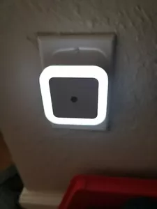 5pcs Little Night Light Sensor Auto On-off Safety Light Energy Saver Plug-in - Picture 1 of 4