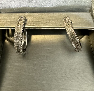 Conjunto de pendientes de diamantes redondos y baguette de canal de 10 kW de 1/2 CTTWG usados Foto 1 de 3