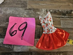 Barbie Modepuppe Kleid rot und weiß geblümt - Bild 1 von 3