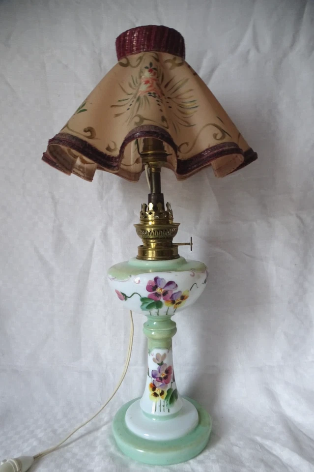ANCIENNE LAMPE A PETROLE ELECTRIFIEE OPALINE EMAILLEE ABAT-JOUR RHODOID ,PENSEES - Photo 1/4