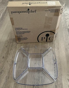 The Pampered Chef 2618 Bandeja de Cinco Secciones Grande Cuadrada Fresar y Servir NUEVO Caja Abierta - Imagen 1 de 3