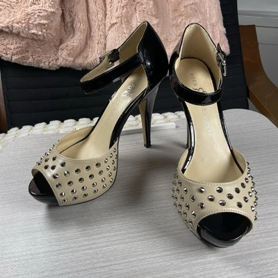 Tacones altos Rock Republic para mujer negros y tostados con plataforma con tachuelas 8M Foto 1 de 4