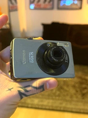 Canon IXUS 75 Point and Shoot Digitalkamera 7.1 MP | silber  - Bild 1 von 4