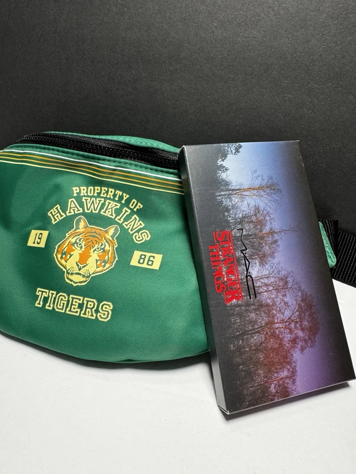 Paleta de ojos MAC x Stranger Things Hawkins clase de 1986 con riñonera NUEVO conjunto Foto 1 de 4