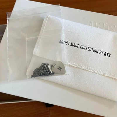 Nuova Collana Plettro Chitarra BTS SUGA Argento Artist Made Collezione... - Immagine 1 di 3