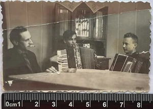 Zärtlich gutaussehender junger Mann mit Zigarette attraktive Jungs mit Akkordeons - Bild 1 von 3