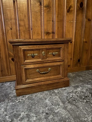 Mesita de noche vintage Stanley Furniture italiano provincial 26' con 2 cajones Foto 1 de 4