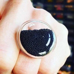 Hecho a mano ANILLO AGITADOR CUENTAS NEGRO AZABACHE ajustable DECLARACIÓN globo VIDRIO cúpula ¡FABULOSO! - Imagen 1 de 1