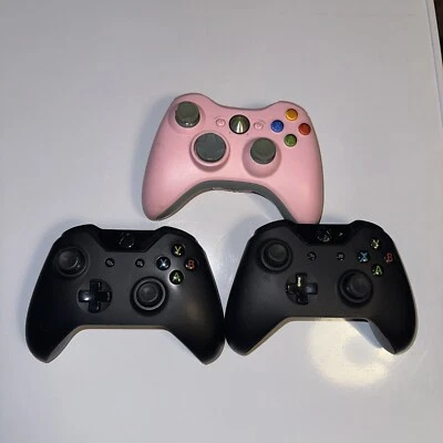 Lote de 3 mandos para piezas o reparación. 2 Xbox One, Rosa Xbox 360 Foto 1 de 2