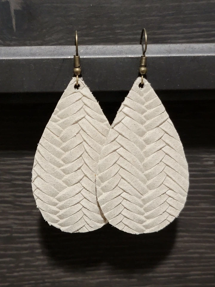 Pendientes lágrima de cuero GENUINO cuero crema cola de pez Foto 1 de 1