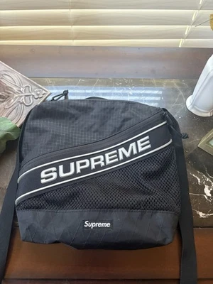 Bandolera negra Supreme para hombre Foto 1 de 4