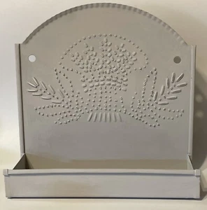 Primitive durchbohrte Metall Kerzenbox grau Kreidefarbe 9” hoch & 9” x 3”. - Bild 1 von 7
