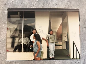 Selena etc Boutique & Salon SELENA QUINTANILLA Original Bild Foto mit Personen - Bild 1 von 2