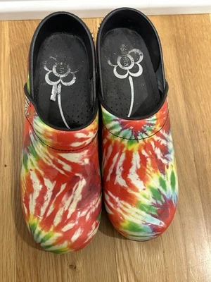 Zuecos profesionales Sanita diseño arco iris tie dye talla 39 EE. UU. 8,5 sin cordones Foto 1 de 4