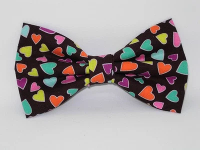 Colorful Hearts 领结,Mini Hearts on Chocolate Brown, Fun Pre-tied 领结 — 第 1/4 张图片