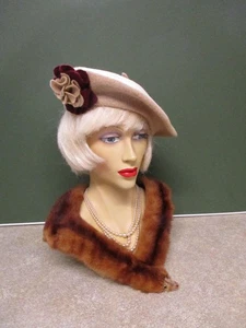 NEUTRAL BERET HAT WITH DARK RED & NEUTRAL FLOWER DECORATION - 1940S STYLE - Picture 1 of 3