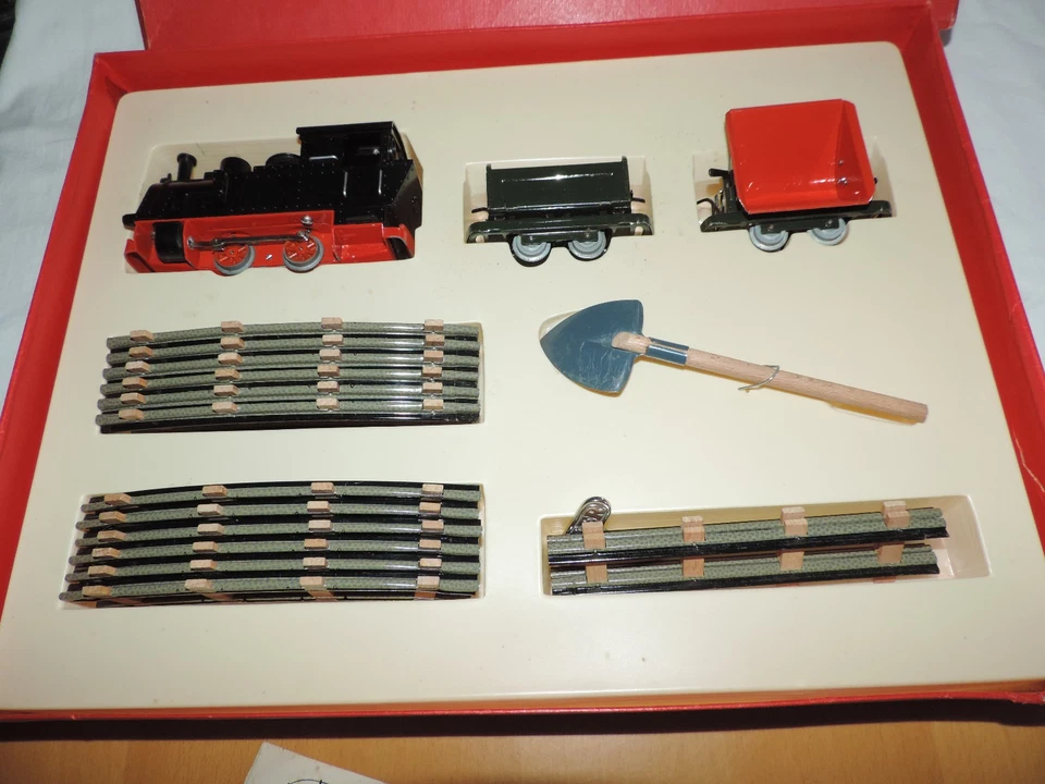 Biller Bahn Güterwagen-Set mit Dampflok zum auzfziehen  Spur O -4- - Bild 1 von 4