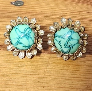 OLD MIRIAM HASKELL SCREWBACK EARRINGS GOLD TONE FRAME GREEN GLASS SIGNED TWICE - Picture 1 of 3