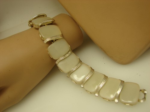 OFF WHITE Bracciale Vintage Lisner Off White Opalescente Luna Bagliore Lucite Pannello Largo