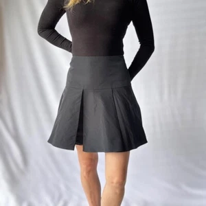 Red Valentino Designer Black Pleated Mini Skirt - Luxe Chic, Elegant, Size 12AU - Picture 1 of 3