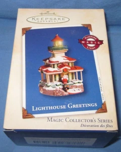 un adorno de Navidad Hallmark Lighthouse Greetings 2002... nuevo en caja dañada - Imagen 1 de 6