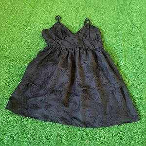 Mini Vestido Wild Fable Negro Ajuste en Niveles y Acampanado Ajustable Correas de Espagueti Talla M - Imagen 1 de 13