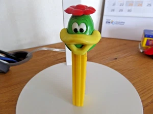 PEZ Vintage seltene Ente grüner Kopf mit roter Blume ohne Füße - Bild 1 von 6
