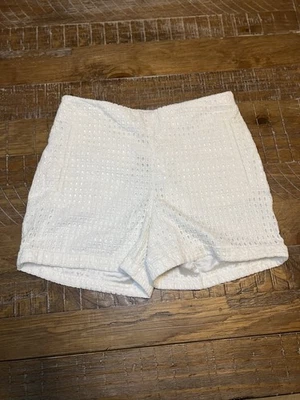 Shorts feminino H&M creme ilhós cintura alta tamanho 8 novo com etiquetas pequena mancha na frente - Imagem 1 de 4