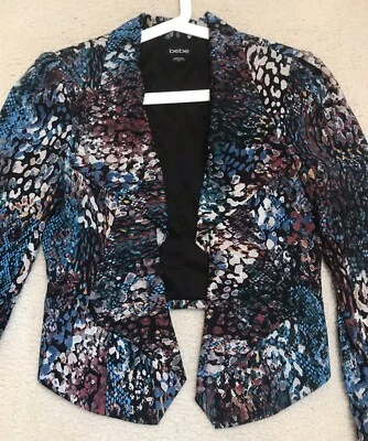 Chaqueta Blazer BEBE Corta Azul Multicolor Estampado Animal Mediana Hombro Acolchada  Foto 1 de 4