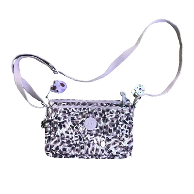 Bandolera Kipling Mikaela Estampada Plumas de Leopardo con 2 Llaveros Foto 1 de 4