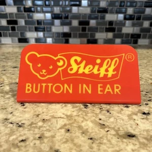 DE COLECCIÓN Steiff DISTRIBUIDOR Señal de exhibición ACRÍLICO ROJO/AMARILLO BOTÓN CONTADOR EN LA OREJA - Imagen 1 de 5