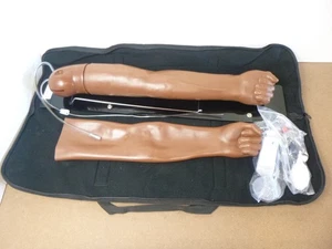 Gaumard Linkshänder Trainingsarmpuppe dunkel mit extra Haut, Etui - Bild 1 von 10