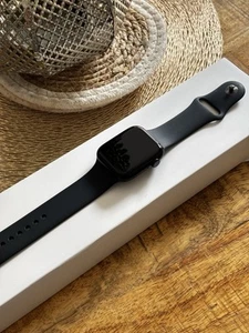Apple Watch Series 7 45 mm Aluminiumgehäuse mit Sportarmband in Mitternacht - Zdjęcie 1 z 7