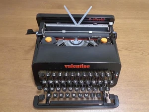 Olivetti Valentine S Schreibmaschine schwarz Modell 1969 Spanien - funktioniert - Uhrwerk Orang - Bild 1 von 15