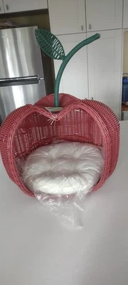Cama rara de vime em forma de cereja para cachorro – Feita à mão apenas com amor para animais de estimação – Nova com etiquetas - Imagem 1 de 4