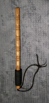 Bastão noturno/baton de madeira artesanal com alça e alça de borracha 7/8"D×161/4"L - Imagem 1 de 4