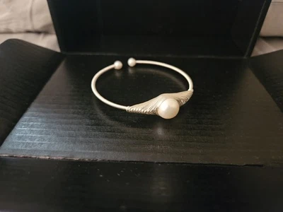 Brazalete blanco envuelto en perlas Edison hecho con cobre color plata Foto 1 de 4