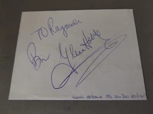 5"" x 4"" HANDSIGNIERTER PAPIERAUSSCHNITT - GLENN HODDLE & ROY McFARLAND - FUSSBALL - Bild 1 von 2