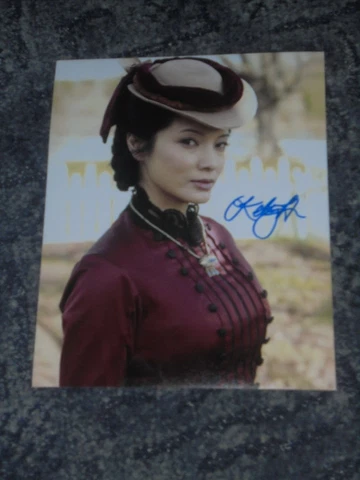 KELLY HU- VAMPIRE DIARIES / HAWAII FIVE 0 / ARROW  - 10x8 PHOTO SIGNED -(1) Cover