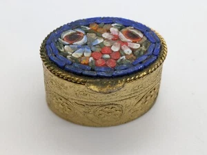 Vintage Messing Pillendose mit gravierten Details und Mikromosaik Deckel - Bild 1 von 7