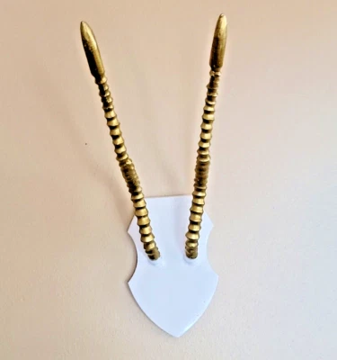 Decoração de parede de metal falso ouro chifres de antílope ou chifres de impala com base branca - Imagem 1 de 4