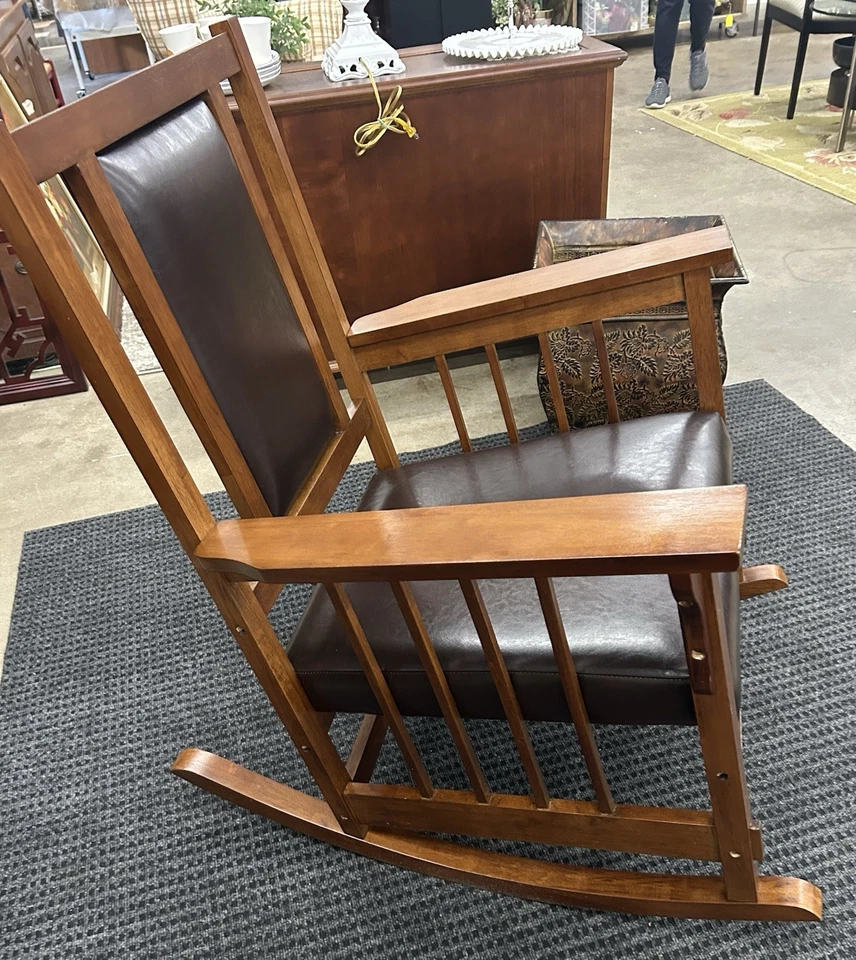 Fabulosa mecedora de cuero y madera Foto 1 de 4