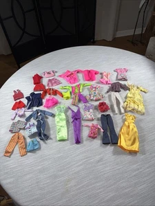 Lotto abbigliamento Barbie vintage anni 70-2000 34 pezzi compresi i Rockers - Foto 1 di 10
