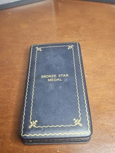 Caja de estuche de ataúd y pasador de solapa genuino vintage de la Segunda Guerra Mundial para una medalla de estrella de bronce - Imagen 1 de 12