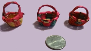 3 Miniatur Körbe mit Griffen Maßstab 1:12 rosa grün Naturstroh Mexikanisch Mini - Bild 1 von 4