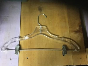 8 Hermoso Diseño Cristal Transparente Plástico 17" Venta al por menor 2 piezas Perchas Conjunto Nuevo  - Imagen 1 de 3