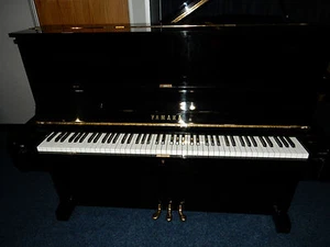 YAMAHA U1 UPRIGHT PIANO. MADE AROUND 1970. AMAZING SOUND AND TOUCH - Picture 1 of 4