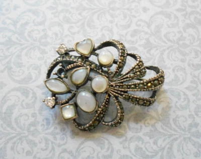Encantador broche de marcasita madreperla de plata de ley 223003 Foto 1 de 4