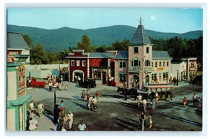 Postkarte NY Lake George Gaslight Village Penny Arcade Geschäfte Biergarten Blick - Bild 1 von 2